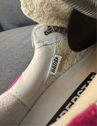 Zapatillas plateadas con estrella negra y rosa
