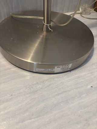 Lámpara de pie moderna plateada