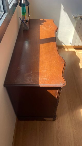 Escritorio de madera marrón
