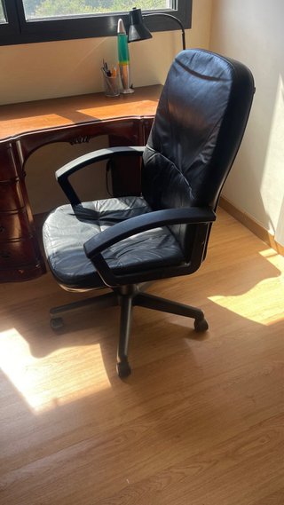 Escritorio de madera marrón
