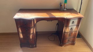 Escritorio de madera marrón