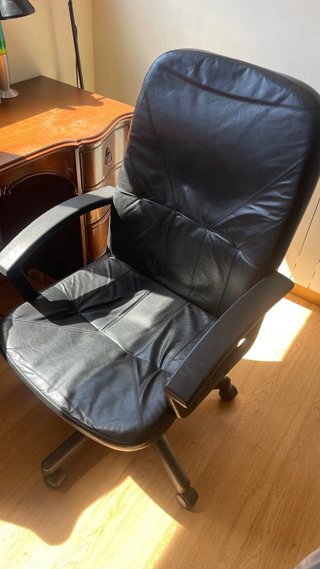 Escritorio de madera marrón