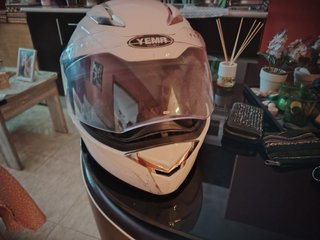 Casco de moto blanco