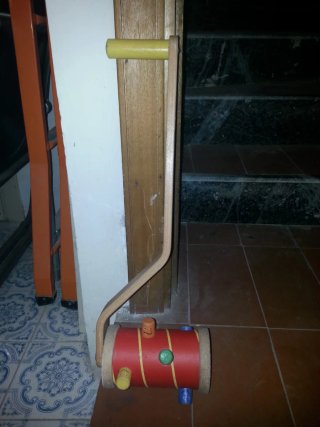 Rullo di legno giocattolo