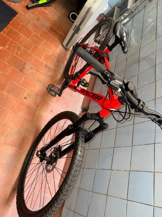Bicicleta de montaña roja