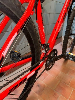 Bicicleta de montaña roja