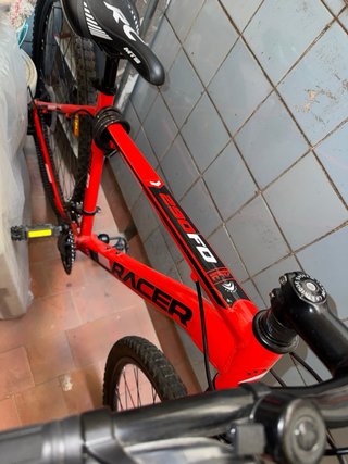Bicicleta de montaña roja
