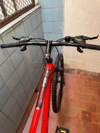 Bicicleta de montaña roja