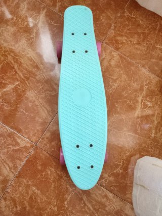 Monopatín azul y ruedas rosas