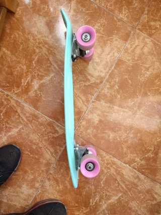 Monopatín azul y ruedas rosas