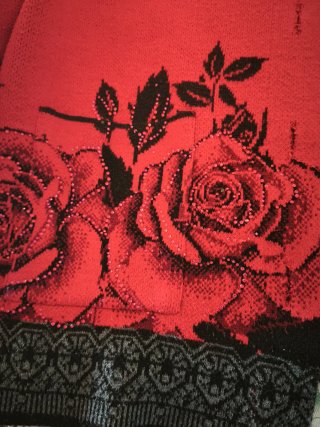 Chaqueta de punto roja con rosas