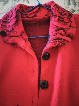 Chaqueta de punto roja con rosas