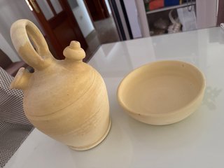 Botijo y cuenco de cerámica artesanal