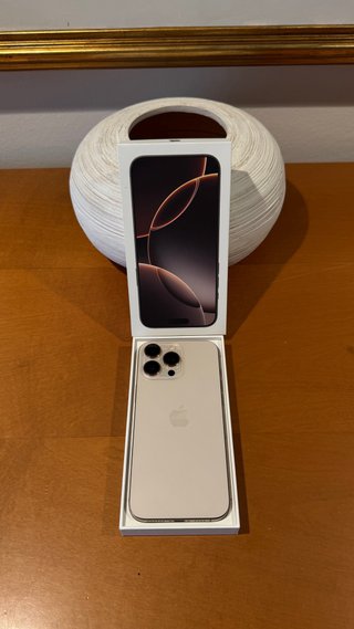iPhone 16 Pro Max Dorado 256GB. Y cuatro fundas