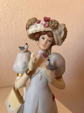 Figura Porcelana Avon Mrs. Albee Dama Fuente Pájar