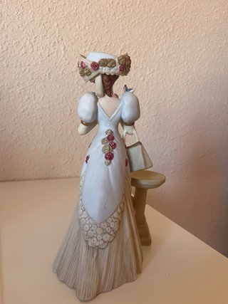 Figura Porcelana Avon Mrs. Albee Dama Fuente Pájar