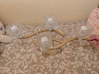 Lámpara de salón dorada y transparente