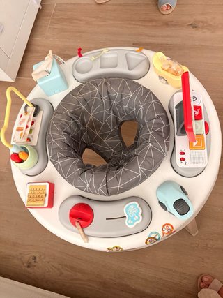 Mesa de juegos infantil con espejo