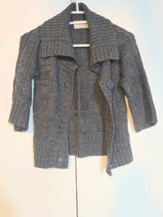 Cardigan grigio con collo alto e bottoni