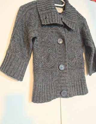 Cardigan grigio con collo alto e bottoni