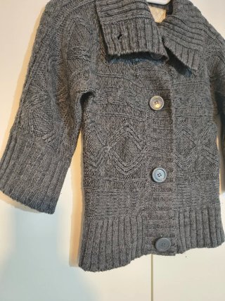 Cardigan grigio con collo alto e bottoni