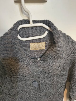 Cardigan grigio con collo alto e bottoni