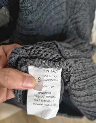 Cardigan grigio con collo alto e bottoni