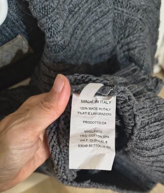 Cardigan grigio con collo alto e bottoni