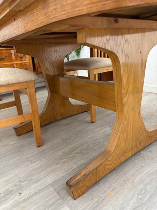 Mesa de comedor ovalada de madera