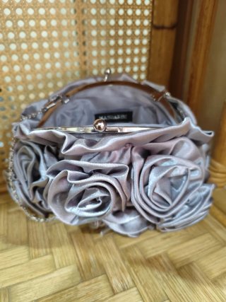 Pochette elegante raso grigio perla