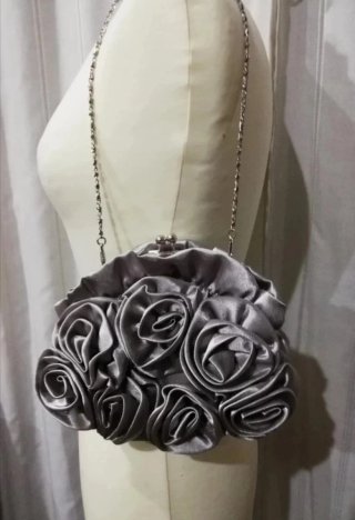 Pochette elegante raso grigio perla