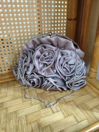 Pochette elegante raso grigio perla