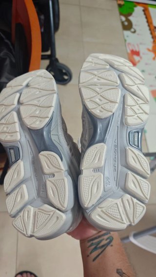 Zapatillas Asics Plata y Blanco