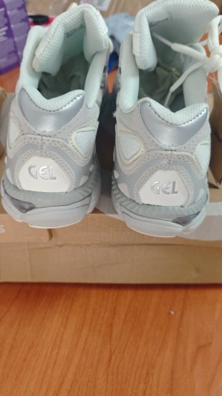 Zapatillas Asics Plata y Blanco