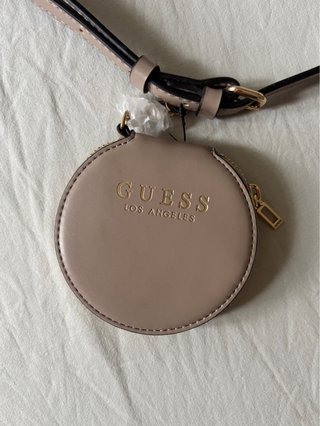 Cartera Guess redondo beige y dorado