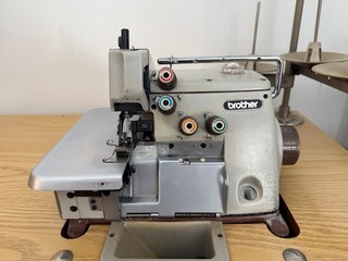 Máquina Overlock Industrial Brother EF4-B531