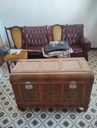 Baúl antiguo de madera y cuero