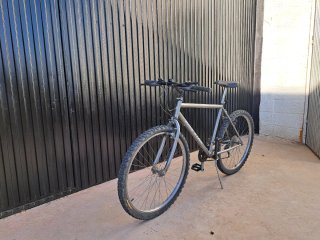 Bicicleta de montaña gris