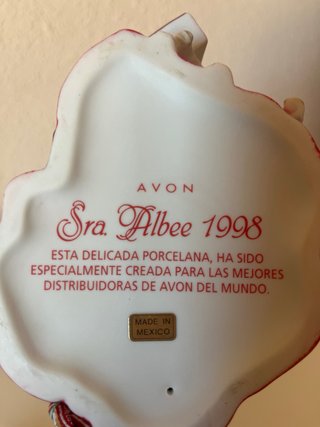 Figura porcelana Avon Mrs. Albee dama vestido rojo