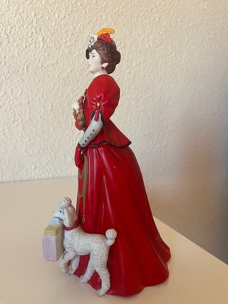 Figura porcelana Avon Mrs. Albee dama vestido rojo