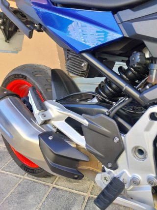 BMW F900 XR Azul y Blanco