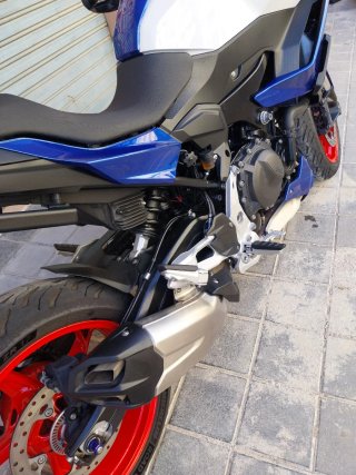 BMW F900 XR Azul y Blanco