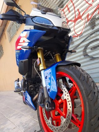 BMW F900 XR Azul y Blanco