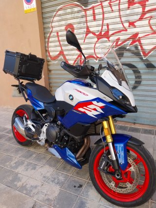 BMW F900 XR Azul y Blanco