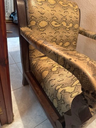 Mecedora de madera con estampado de serpiente