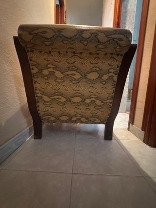 Mecedora de madera con estampado de serpiente