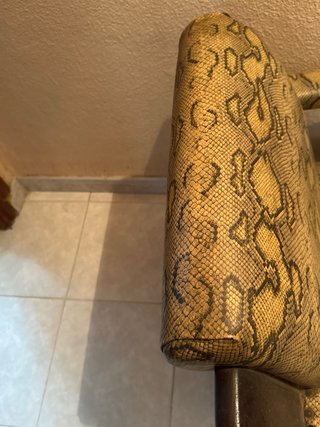 Mecedora de madera con estampado de serpiente