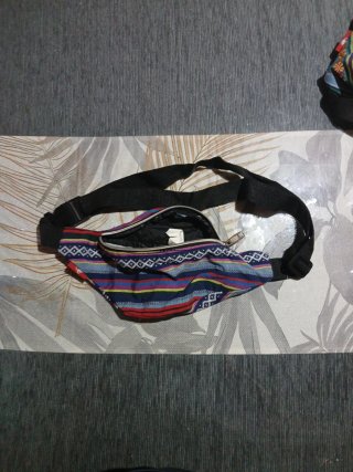 Riñonera multicolor con estampado étnico