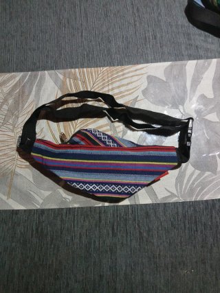 Riñonera multicolor con estampado étnico