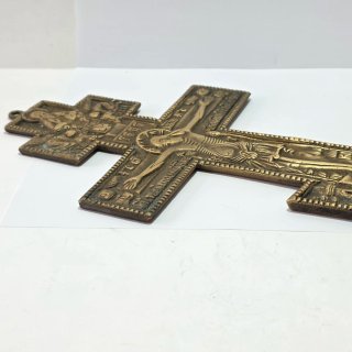 Vecchia icona crocifisso ortodosso russo in bronzo